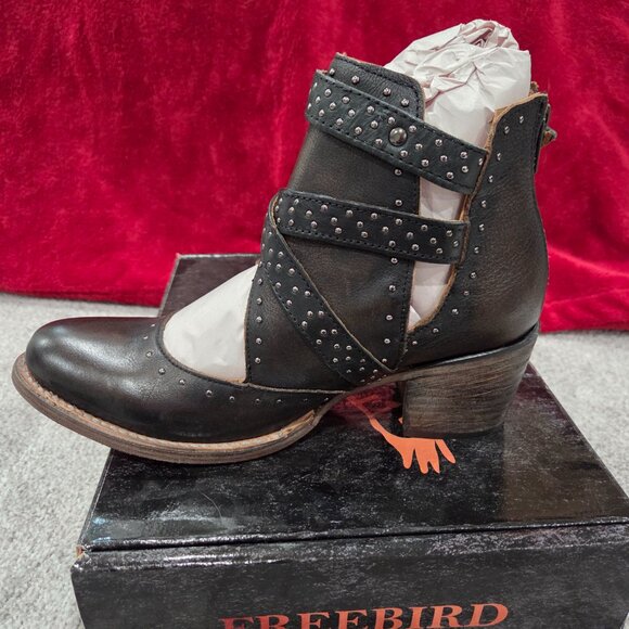 *Brand New* Gorgeous Freebird Saphire bootie with stud detail, size 9 - Picture 2 of 9